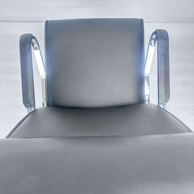 Офисное кресло из пластика и сетки